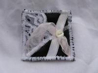 Broche en tissu et dentelle